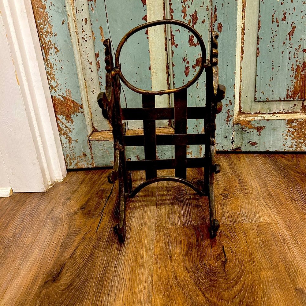 Victorian Vintage 6 bottle capacity ? Cast iron wine holder